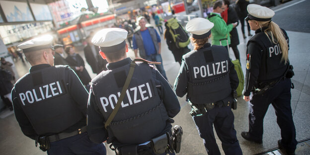 PolizistInnen auf einem Bahnhofsgelände PolizistInnen auf einem Bahnhofsgelände