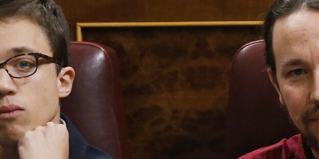 Pablo Iglesias und Inigo Errejon sitzen nebeneinander im Parlament und gucken beide nach vorne Pablo Iglesias und Inigo Errejon sitzen nebeneinander im Parlament und gucken beide nach vorne