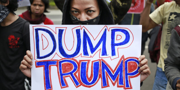 Demonstrantin mit einem Schild: "Dump Trump" Demonstrantin mit einem Schild: "Dump Trump"