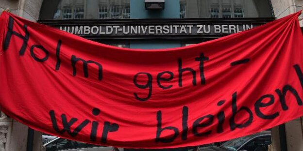 Der Eingang des Insituts für Sozialwissenschaften. Auf einem Transparent steht rot auf schwarz: Holm geht – wir bleiben! Der Eingang des Insituts für Sozialwissenschaften. Auf einem Transparent steht rot auf schwarz: Holm geht – wir bleiben!
