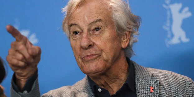 Paul Verhoeven vor einem blauen Hintergrund