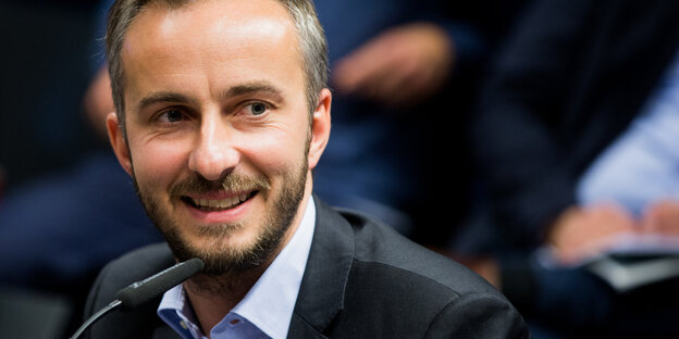 Ein Mann lacht: Es ist Jan Böhmermann Ein Mann lacht: Es ist Jan Böhmermann