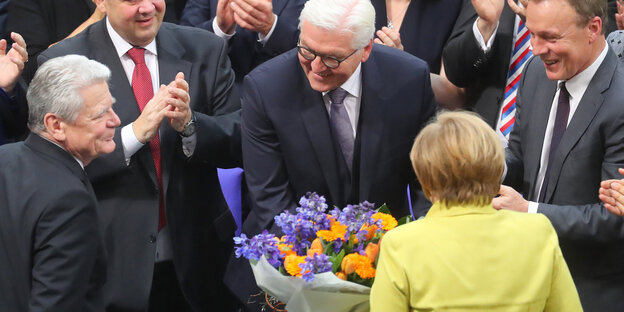 Steinmeier bekommt einen Blumenstrauß Steinmeier bekommt einen Blumenstrauß
