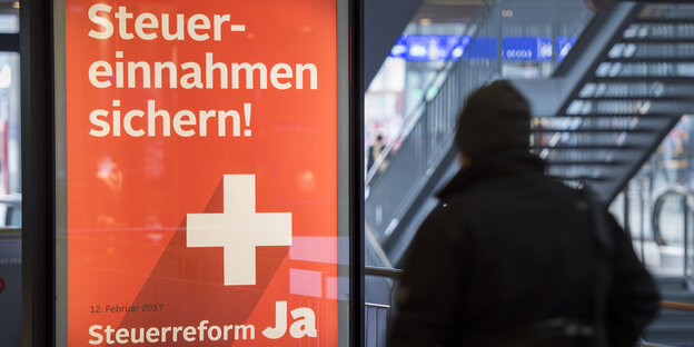 Ein rotes Plakat mit der Aufschrift Steuereinnahmen sichern, Steuerreform JA Ein rotes Plakat mit der Aufschrift Steuereinnahmen sichern, Steuerreform JA