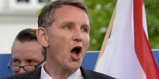 Björn Höcke öffnet seinen Mund weit Björn Höcke öffnet seinen Mund weit