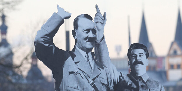 Hitler und andere Diktatoren als Pappfiguren in schwarz-weiß Hitler und andere Diktatoren als Pappfiguren in schwarz-weiß