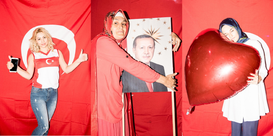 Drei Frauen posieren mit Erdoğan-Porträt und Herzluftballon vor türkischer Fahne