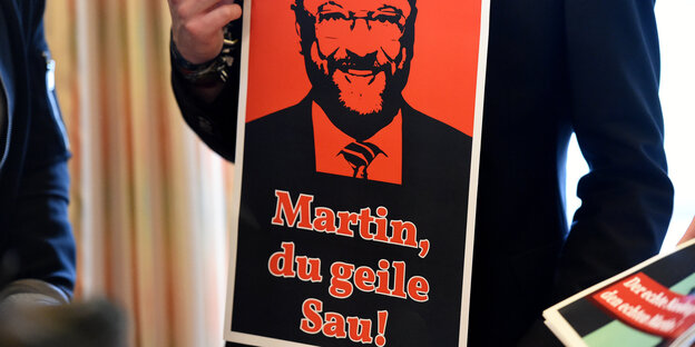 Ein Plakat mit der Aufschrift "Martin, du geile Sau" Ein Plakat mit der Aufschrift "Martin, du geile Sau"