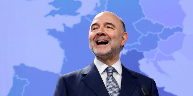Währungskommissar Pierre Moscovici lacht Währungskommissar Pierre Moscovici lacht
