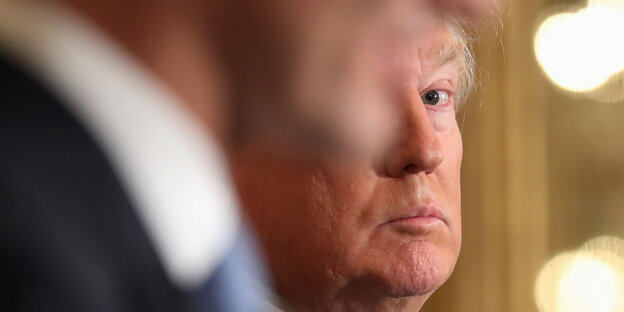 Trump blickt hinüber zu Trudeau Trump blickt hinüber zu Trudeau