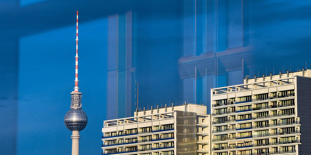 Die Wohnblöcke neben dem Berliner Fernsehturm, beide heben sich hell gegen den strahlend blauen Himmel ab Die Wohnblöcke neben dem Berliner Fernsehturm, beide heben sich hell gegen den strahlend blauen Himmel ab