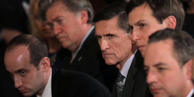 Michael Flynn umgeben von Trumps engsten Mitarbeitern Michael Flynn umgeben von Trumps engsten Mitarbeitern
