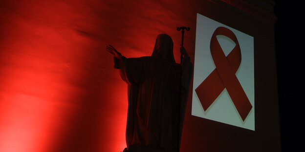 Die Aids-Schleife an eine Wand projiziert Die Aids-Schleife an eine Wand projiziert