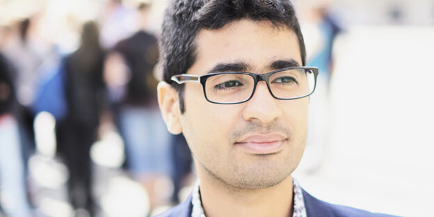 Porträt des Autors Mohamed Amjahid mit Brille Porträt des Autors Mohamed Amjahid mit Brille