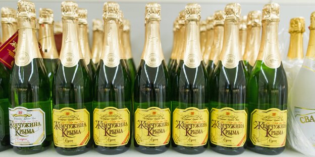 Krimsekt steht im Regal Krimsekt steht im Regal