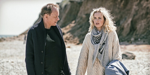 Mann und Frau gehen am Strand Mann und Frau gehen am Strand