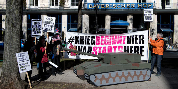 Demonstranten vor einem Hotel Demonstranten vor einem Hotel