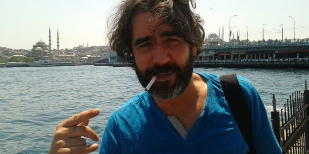 Ein Mann mit Zigratte am Bosporus Ein Mann mit Zigratte am Bosporus