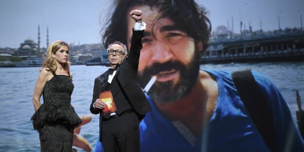 Berlinale-Chef Dieter Kosslick vor einem Foto von Deniz Yücel Berlinale-Chef Dieter Kosslick vor einem Foto von Deniz Yücel