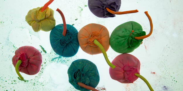 Bunte Säckchen, aus denen Stummel ragen, liegen nebeneinander Bunte Säckchen, aus denen Stummel ragen, liegen nebeneinander