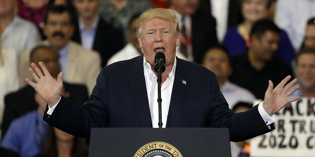 Donald Trump hält eine Rede vor Publikum Donald Trump hält eine Rede vor Publikum