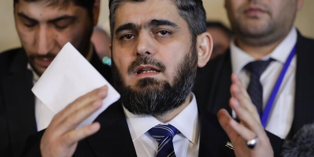 Mohammed Alloush mit einem Zettel in der rechten, erhobenen Hand Mohammed Alloush mit einem Zettel in der rechten, erhobenen Hand