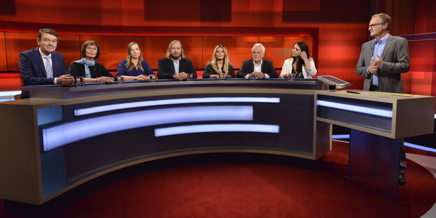Frank Plasberg und Talkshow-Gäste in einem Studio Frank Plasberg und Talkshow-Gäste in einem Studio