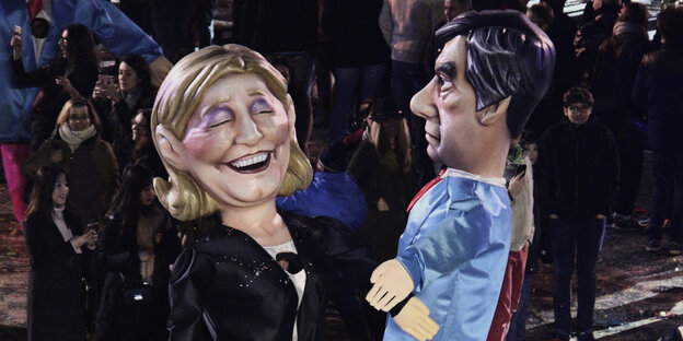 Pappmachériesenfiguren von Marine Le Pen und François Fillon Pappmachériesenfiguren von Marine Le Pen und François Fillon