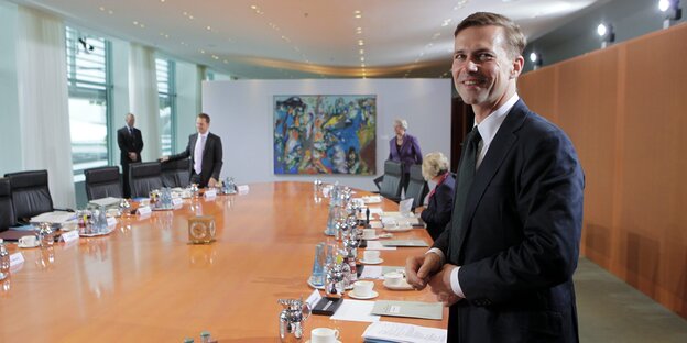 Steffen Seibert am Kabinettstisch stehend Steffen Seibert am Kabinettstisch stehend