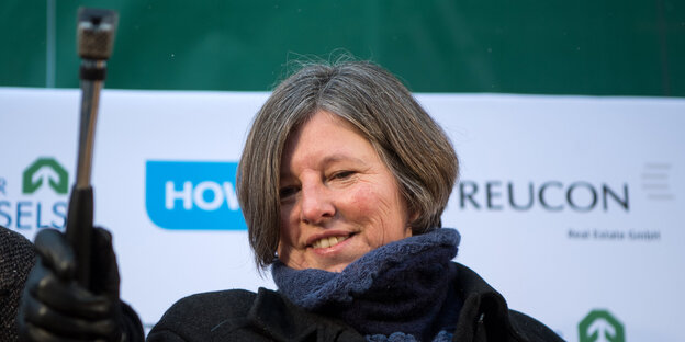 Katrin Lompscher mit Hammer Katrin Lompscher mit Hammer