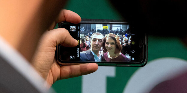 Cem Özdemir und Katrin Göring-Eckardt Spitzenkandidaten von Bündnis 90/Die Grünen machen ein Selfie Cem Özdemir und Katrin Göring-Eckardt Spitzenkandidaten von Bündnis 90/Die Grünen machen ein Selfie