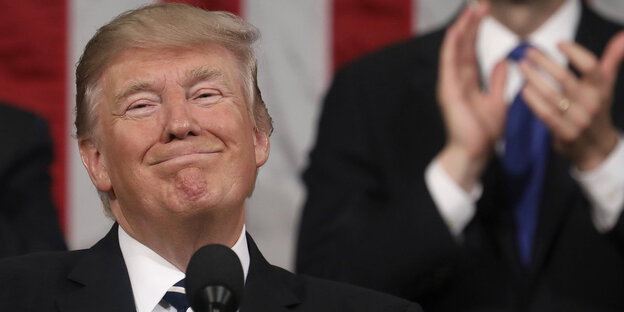 Donald Trump verzieht den Mund Donald Trump verzieht den Mund