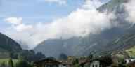 Eine österreichische Landschaft mit Bergen, blauem Himmel und Wolken