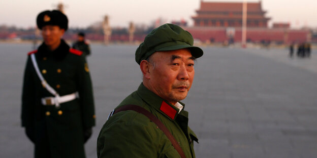 Ein alter Mann in uniform, im Hintergrund ein junger Soldat Ein alter Mann in uniform, im Hintergrund ein junger Soldat