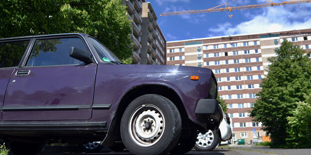 Ein Lada vor einem Plattenbau in Grünau Ein Lada vor einem Plattenbau in Grünau
