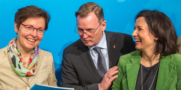 Drei PolitikerInnen unterhalten sich freundlich lächelnd Drei PolitikerInnen unterhalten sich freundlich lächelnd