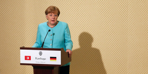 Merkel an einem Pult Merkel an einem Pult