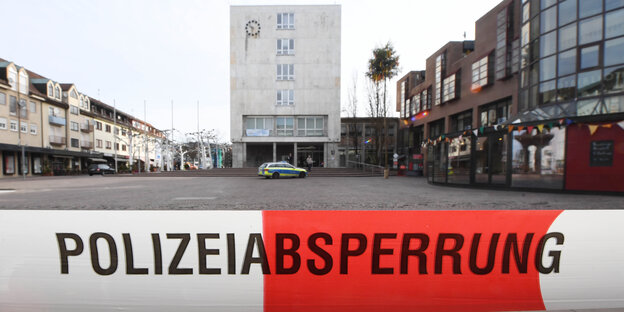 Polizeiabsperrung, im Hintergrund Gebäude Polizeiabsperrung, im Hintergrund Gebäude