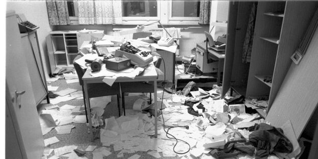 Ein verwüstetes Büro. Überalle liegen Zettel herum, alles ist zerstört Ein verwüstetes Büro. Überalle liegen Zettel herum, alles ist zerstört