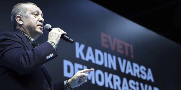 Erdogan spricht bei einem Treffen über Frauen und Demokratie in Istanbul Erdogan spricht bei einem Treffen über Frauen und Demokratie in Istanbul