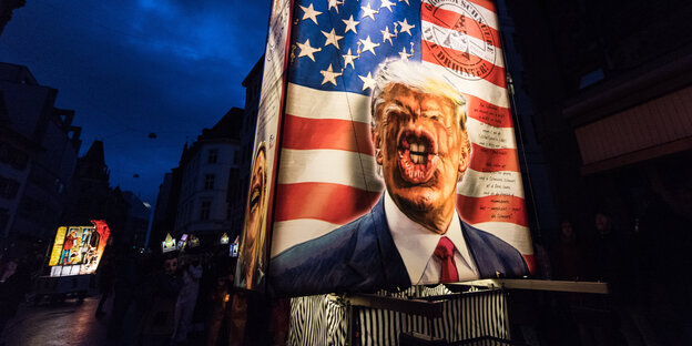 Eine Wandmalerei die Trump mit vergrößertem Mund zeigt Eine Wandmalerei die Trump mit vergrößertem Mund zeigt