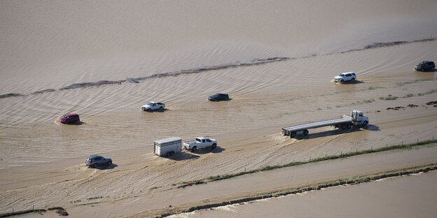 Autos auf einem Highway unter Wasser