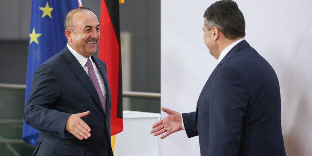 Sigmar Gabriel und Mevlüt Cavusoglu bei einem Treffen in Bonn Sigmar Gabriel und Mevlüt Cavusoglu bei einem Treffen in Bonn