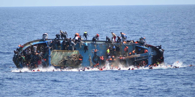 Ein Schiff voller Flüchtlinge in Seenot Ein Schiff voller Flüchtlinge in Seenot