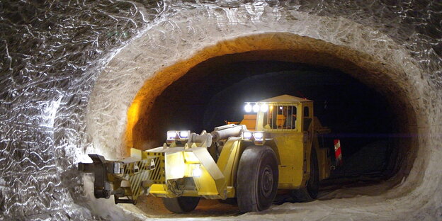 ein Bagger in einem Salzstock ein Bagger in einem Salzstock