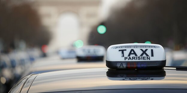 Taxischild auf einem Autodach in Paris Taxischild auf einem Autodach in Paris