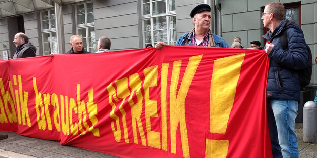 Protestierende halten ein Banner hoch mit dem Schriftzug "Die Republik braucht Streik"" Protestierende halten ein Banner hoch mit dem Schriftzug "Die Republik braucht Streik""