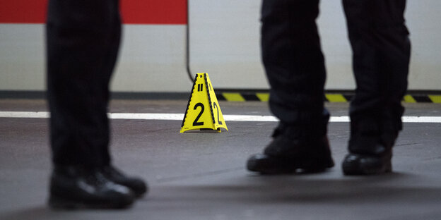 Polizisten sichern einen Bahnsteig Polizisten sichern einen Bahnsteig