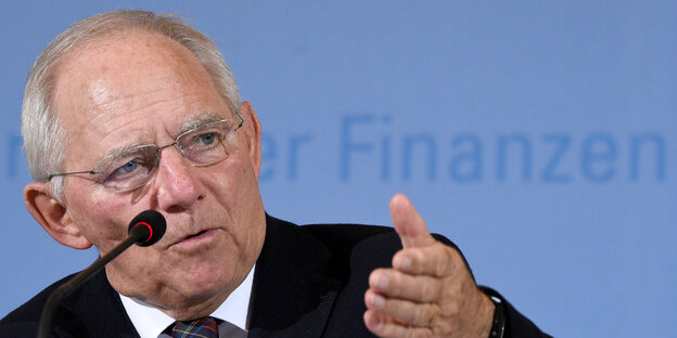 Wolfgang Schäuble auf einer Pressekonferenz Wolfgang Schäuble auf einer Pressekonferenz