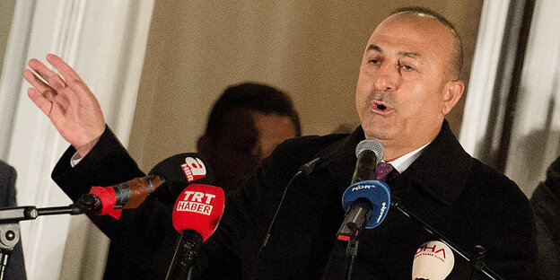 Mevlüt Cavusoglu spricht gestenreich in mehrere Mikrofone Mevlüt Cavusoglu spricht gestenreich in mehrere Mikrofone